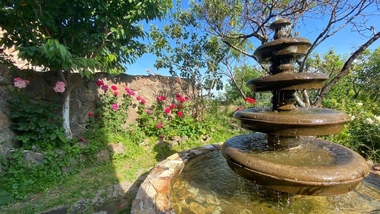 Byurakan Guesthouse & Cottage ภายนอก รูปภาพ